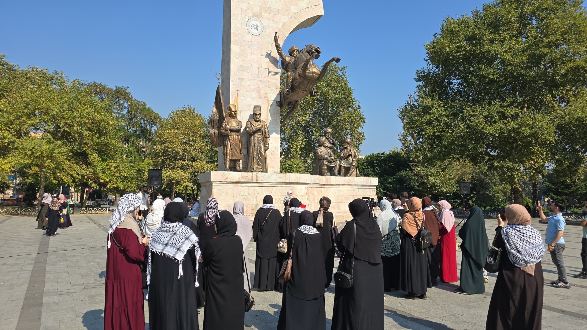 وقفة نسائية نصرة لطوفان الأقصى