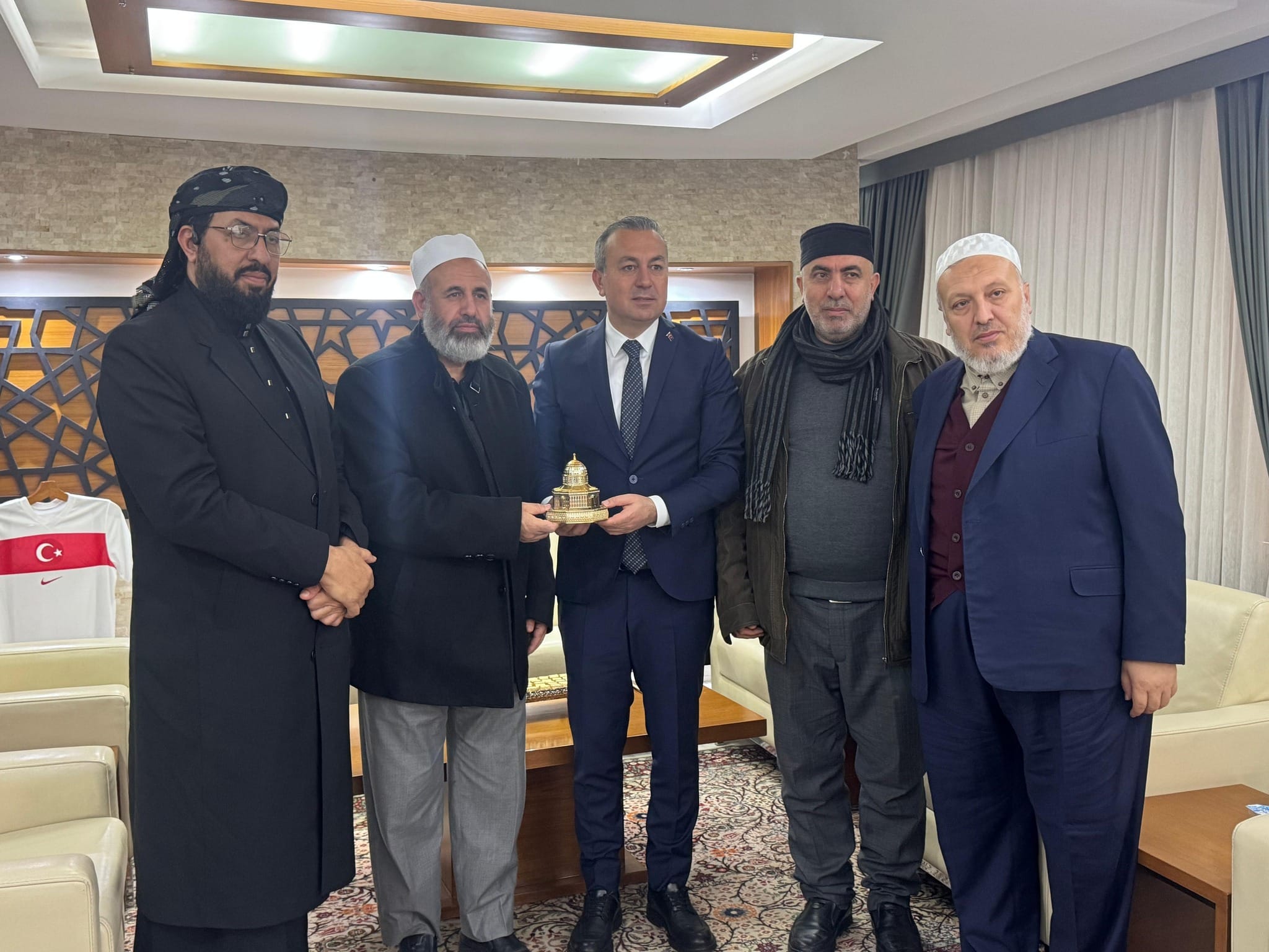 وفد الهيئة يزور رئيس بلدية سواس في تركيا